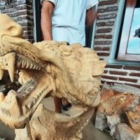 Patung Naga Dari Limbah Kayu Kamboja